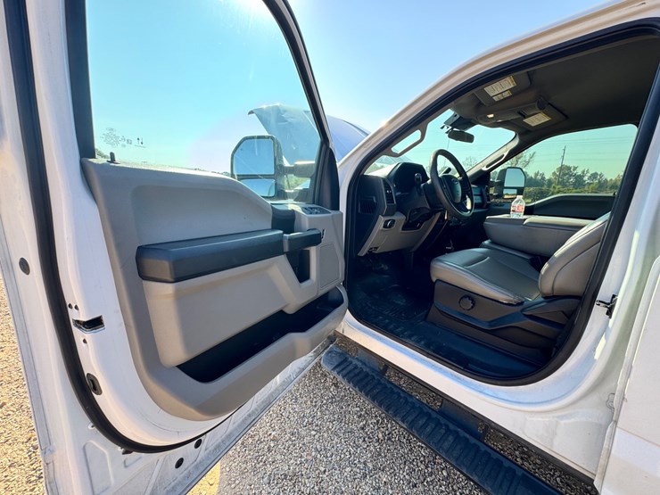 2021-ford-f350-image-12