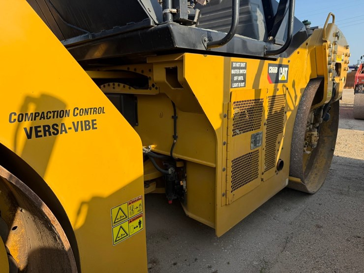 2015-caterpillar-cb66b-image-67