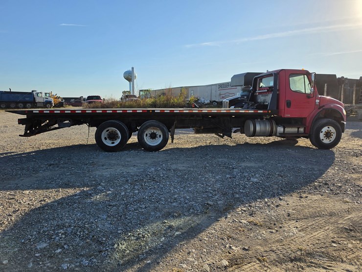 2006-freightliner-m2-106-image-16