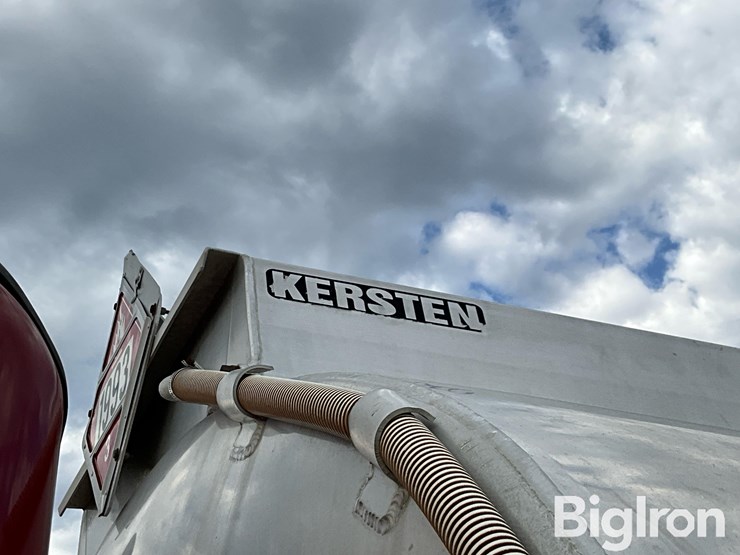 2013-freightliner-m2-106-image-12