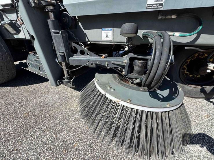 2020-global-3-wheel-r3-air-street-sweeper-image-18