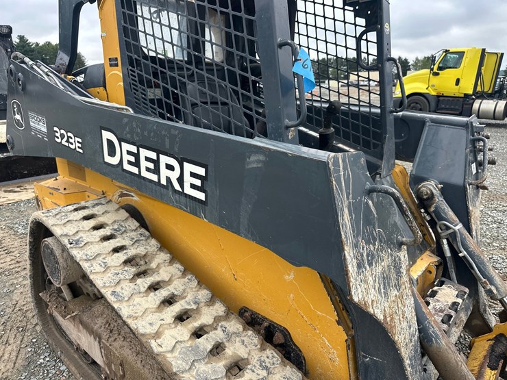 deere-323e-image-15