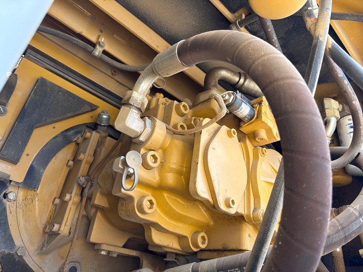 2019-caterpillar-352f-image-63
