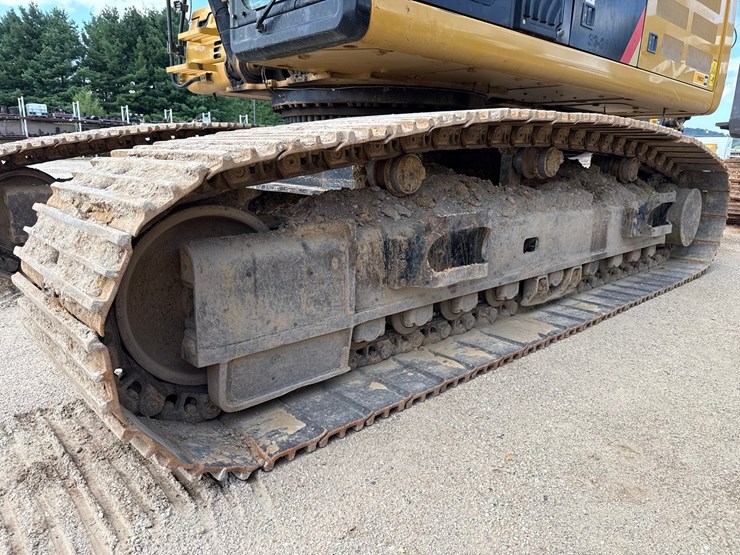 2019-caterpillar-352f-image-100