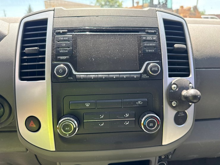#1389-•-2017-nissan-pickup-truck-image-33