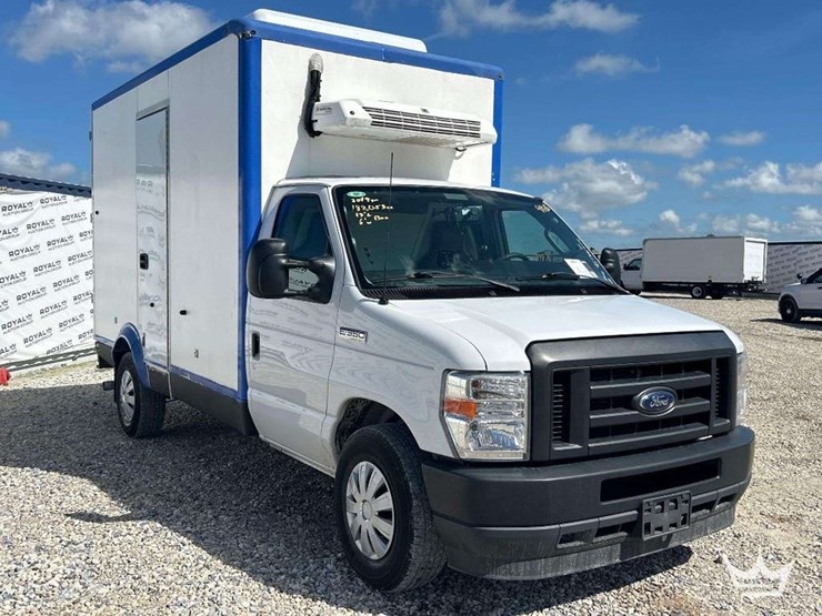 2023-ford-e350-image-2