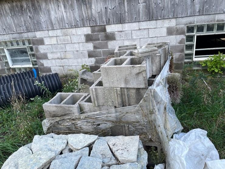 #1628-•-pallet-of-brick-and-pallet-of-concrete-blocks-image-2