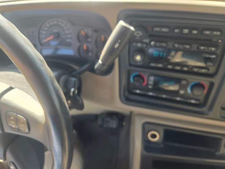 2003-chevrolet-suburban-image-45