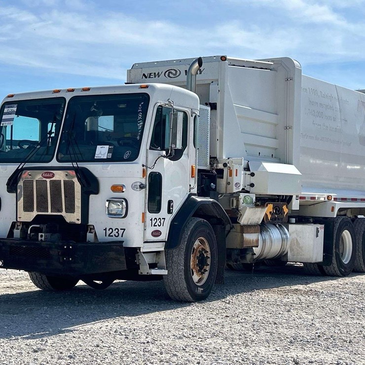 2017 PETERBILT 520