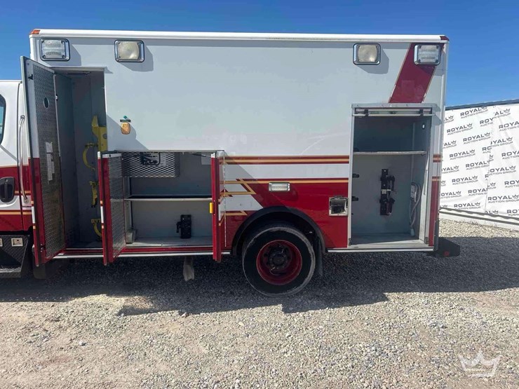 2016-freightliner-m2-106-image-27
