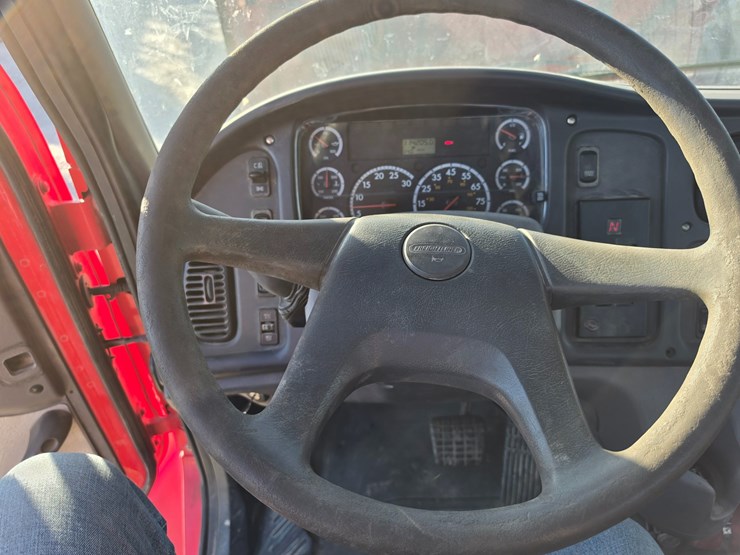 2006-freightliner-m2-106-image-61