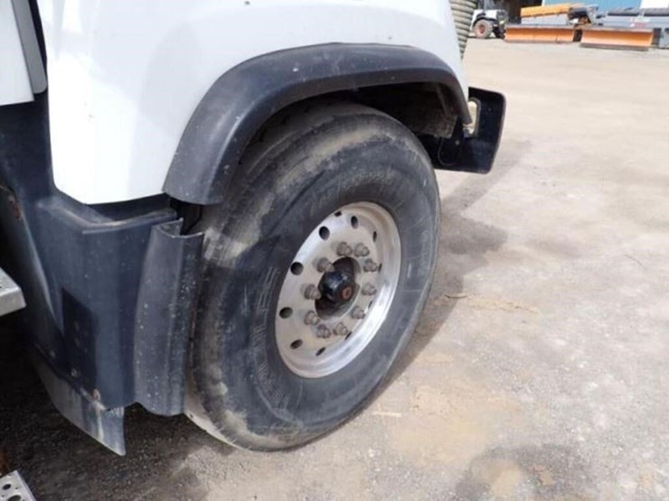 2015-freightliner-114sd-image-31