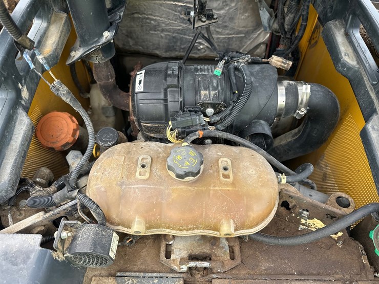 deere-323e-image-44