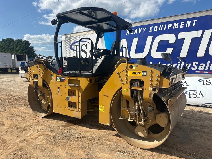 2018-caterpillar-cb64b-image-3