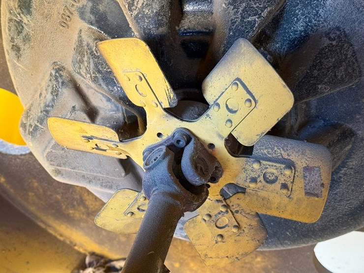 2015-caterpillar-cb66b-image-111