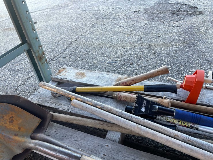 #4094-•-garden-tools-and-fence-posts-(04)-image-13