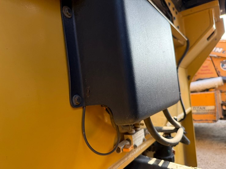 2015-caterpillar-cb66b-image-30