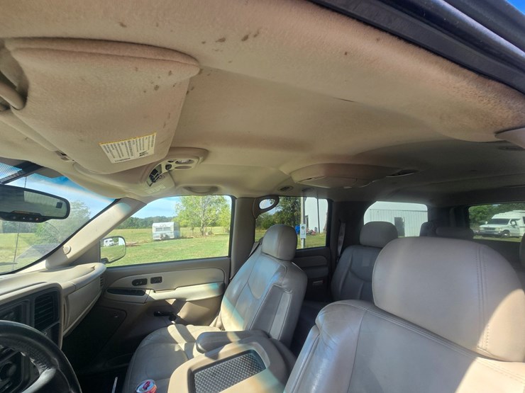 2003-chevrolet-suburban-image-33
