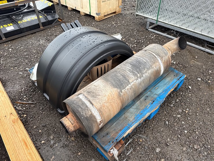 #6024-•-pallet-of-peterbilt-visor,-exhaust-muffler,-image-1