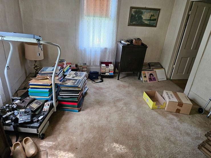 #8001-•-live-on-the-ground-house-hold-items-image-27