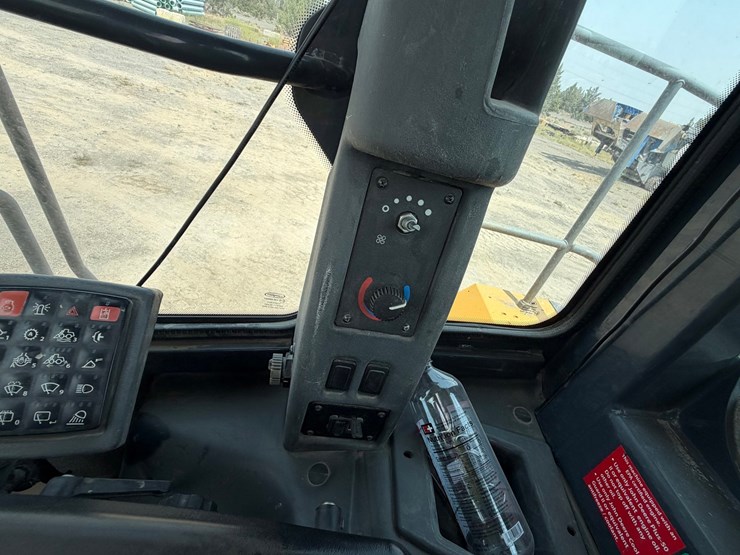 2019-deere-744k-image-82