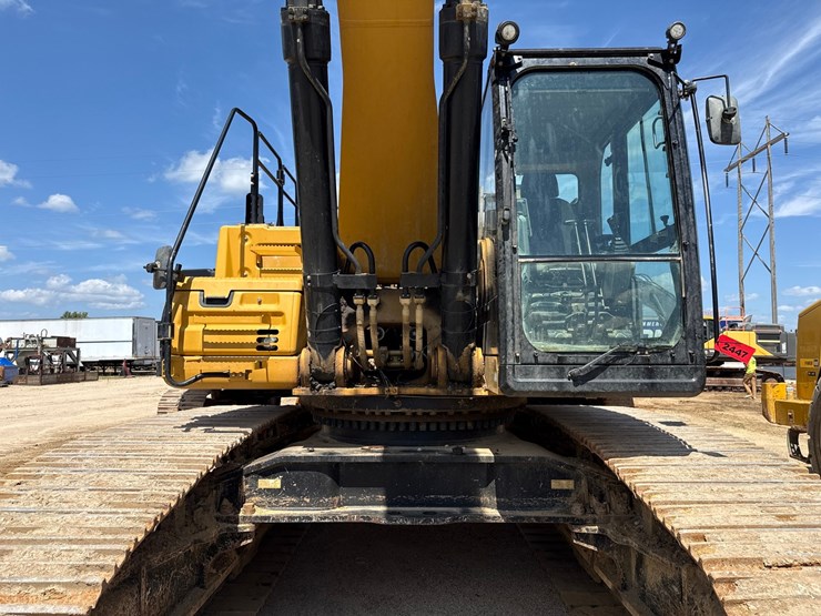 2019-caterpillar-352f-image-22