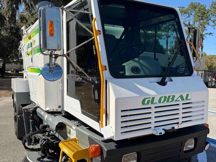 2020-global-3-wheel-r3-air-street-sweeper-image-8