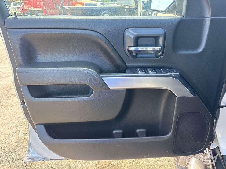 2017-chevrolet-silverado-1500-lt-image-9