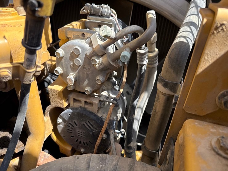 2019-caterpillar-352f-image-56