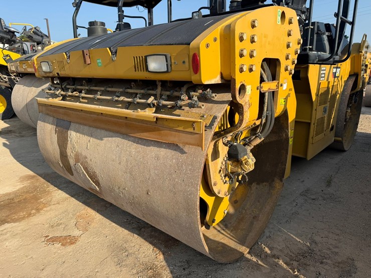 2015-caterpillar-cb66b-image-47