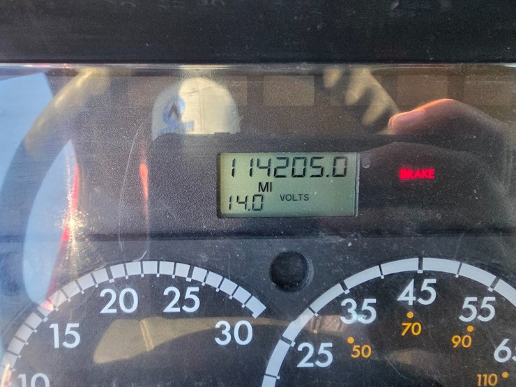 2006-freightliner-m2-106-image-63