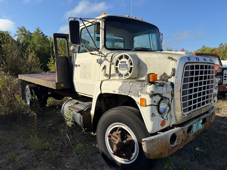 1983-ford-800-image-8