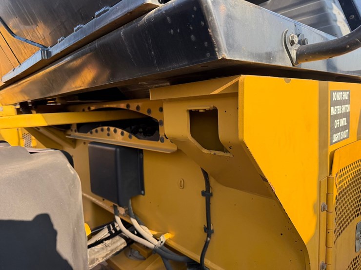 2015-caterpillar-cb66b-image-54