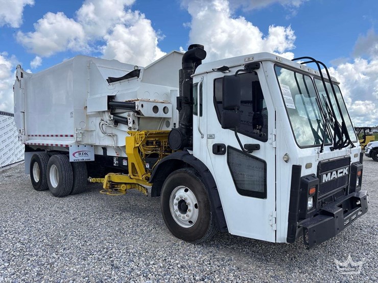 2017-mack-lr-scorpion-31yd.-side-loader-garbage-truck-image-2