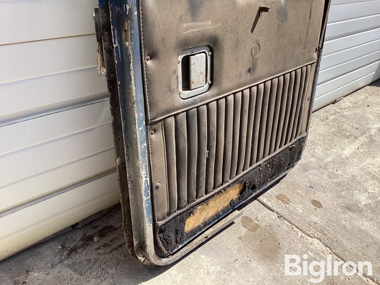 kenworth-front-passenger-side-bottom-latch-door-image-13