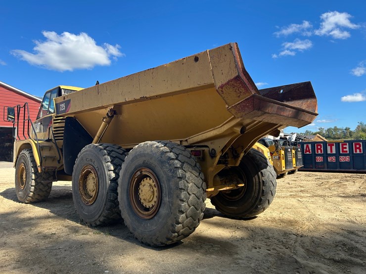 caterpillar-725-image-6