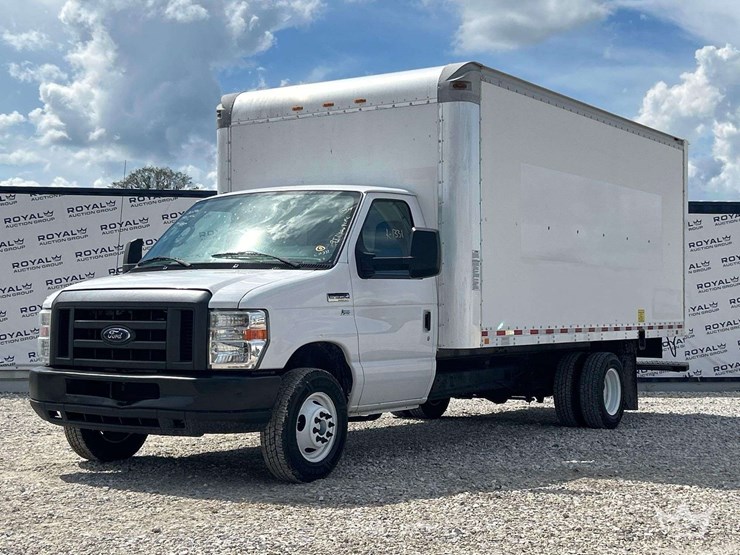 2019-ford-e350-image-1