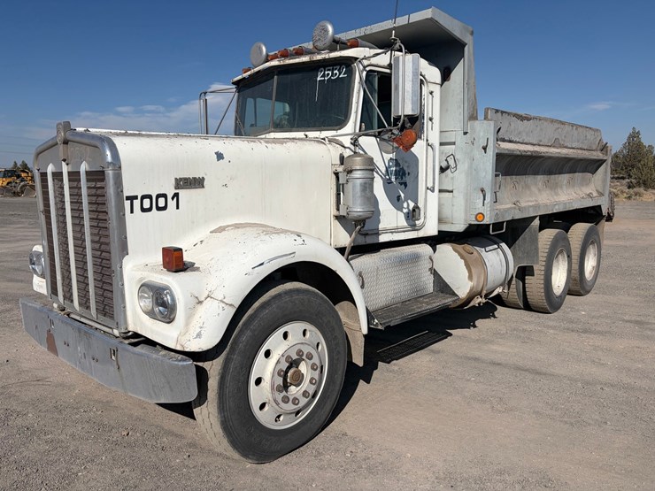 #2532-•-kenworth-w928-tandem-axle-dump-truck-image-1