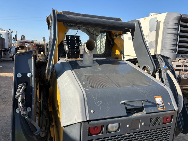 2021-deere-330g-image-14