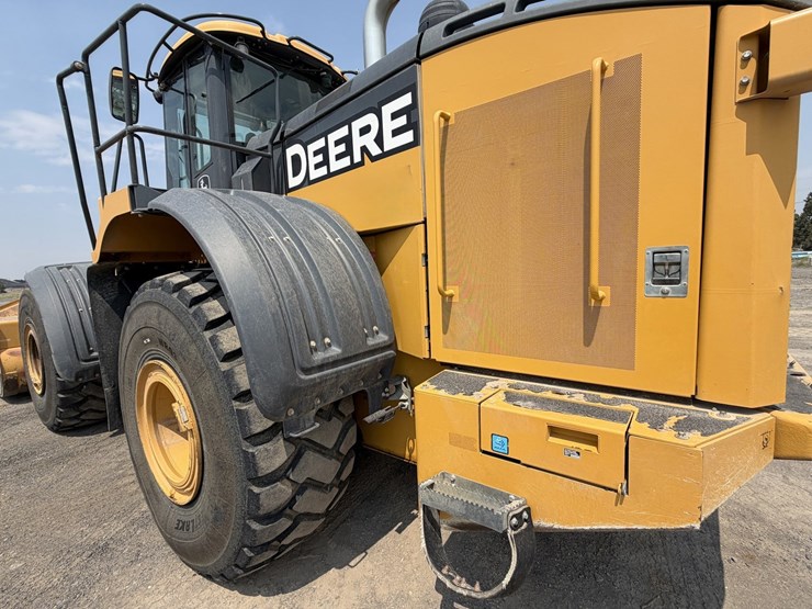2019-deere-744k-image-57