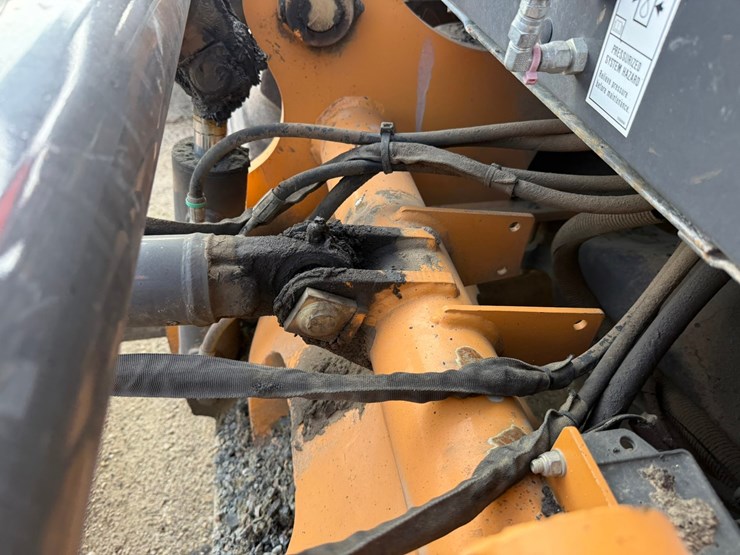 #2486-•-2015-case-570nep-skip-loader-image-42
