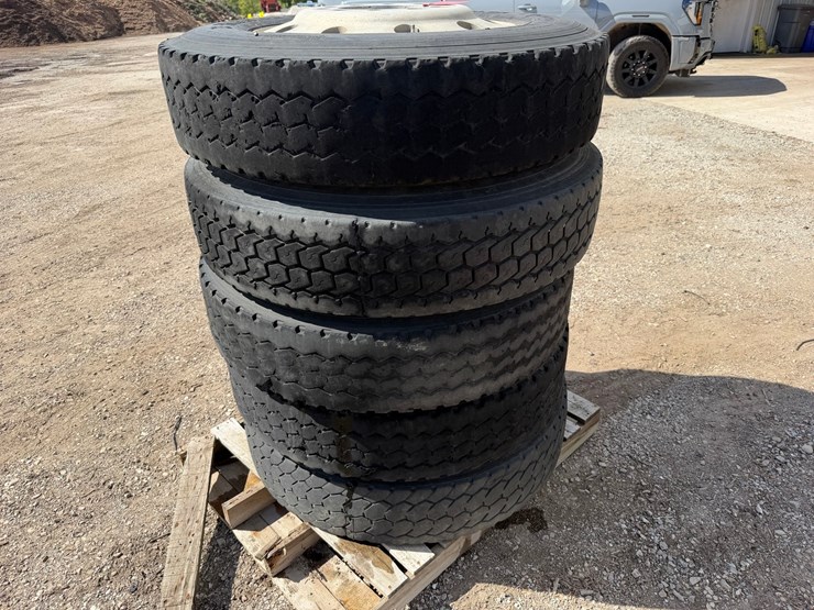 #1621-•-lot-(4)-used-tires/aluminum-wheels-11r24.5-image-2