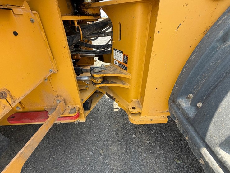 2019-deere-744k-image-30
