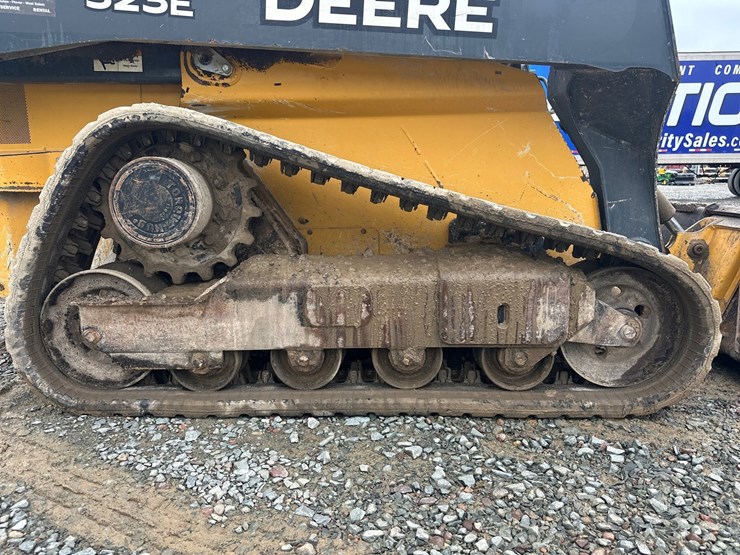 deere-323e-image-58