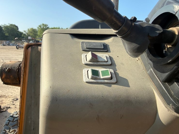 #2486-•-2015-case-570nep-skip-loader-image-56
