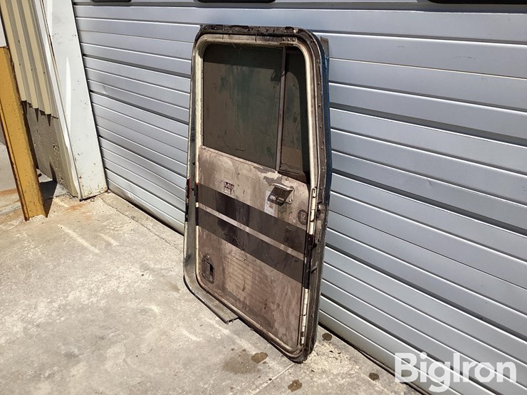 kenworth-front-passenger-side-bottom-latch-door-image-1
