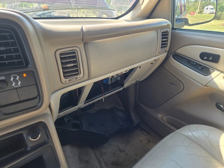 2003-chevrolet-suburban-image-35