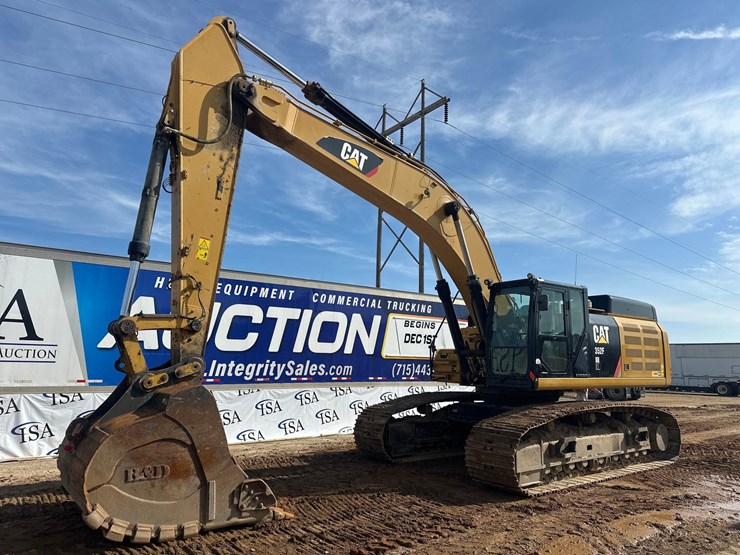 2019-caterpillar-352f-image-1