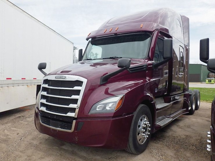 2021-freightliner-cascadia-126-image-2