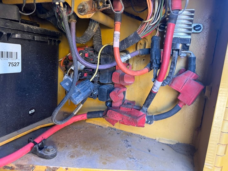 2015-caterpillar-cb66b-image-85